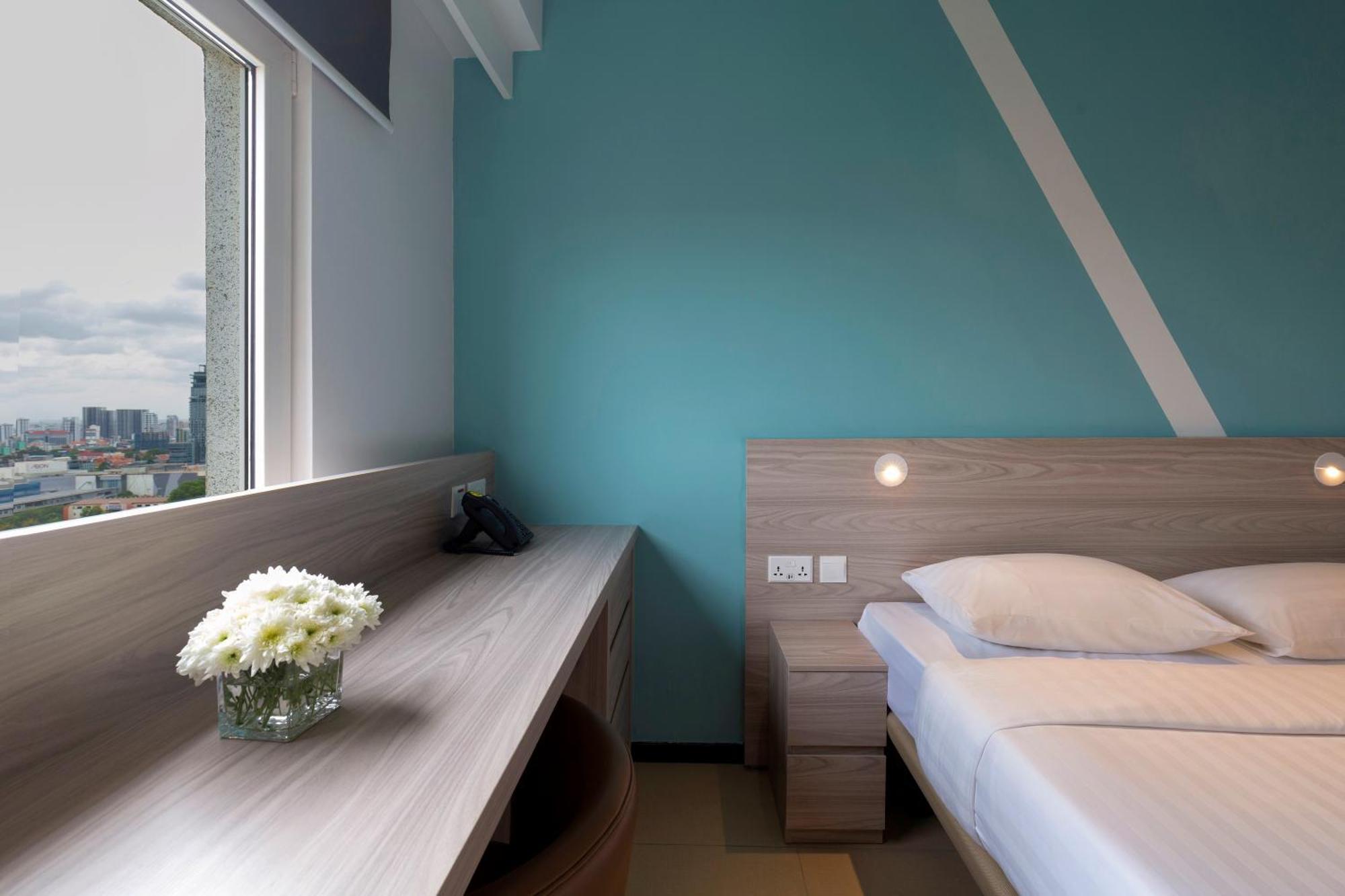 Ibis Budget Riverside 3*
