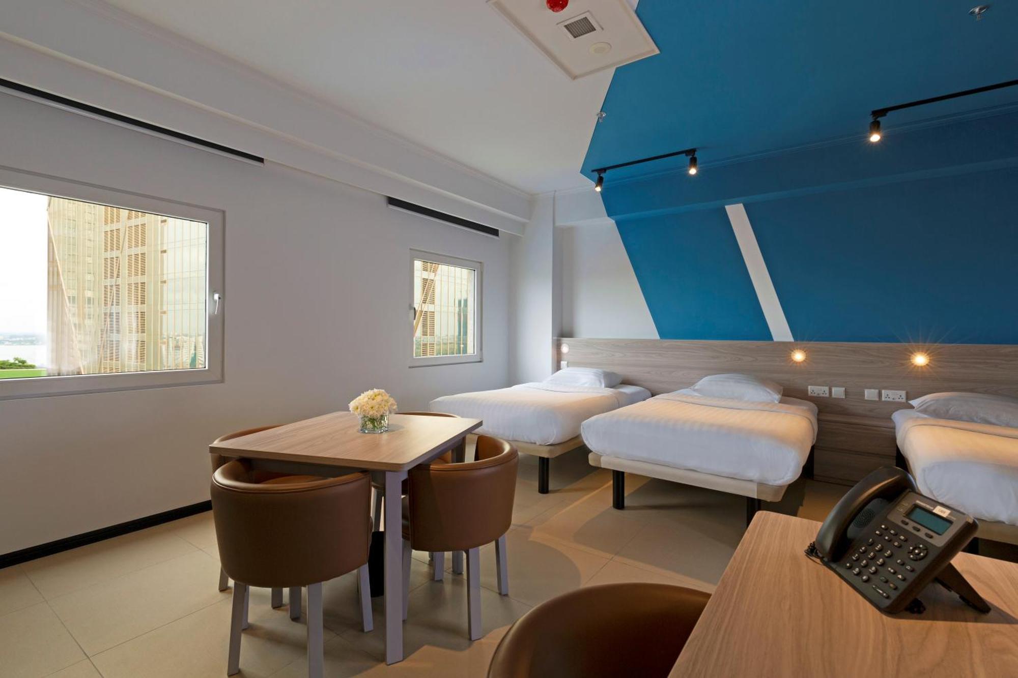 Ibis Budget Riverside 3*